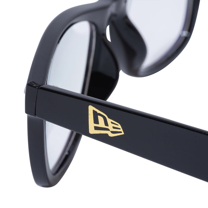 Gafas de sol Wellington con lentes cuadradas, montura negra brillante y lentes azul claro New Era