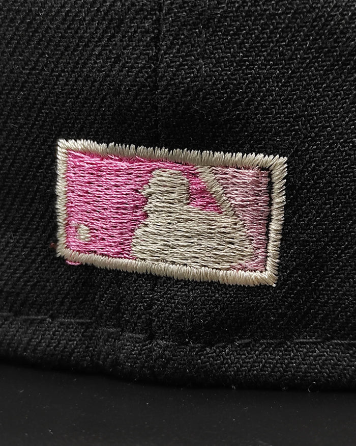 New Era 59fifty cookies and cream Seattle Mariners 30th Aniversario patch hat - black/pink