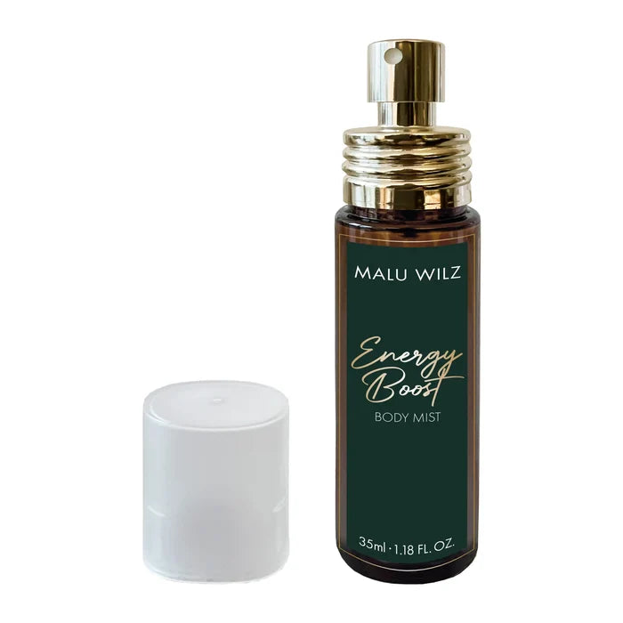 Eine Flasche Malu Wilz 'Energy Boost' Body Mist mit 35 ml Inhalt und der dazugehörigen weißen Verschlusskappe.