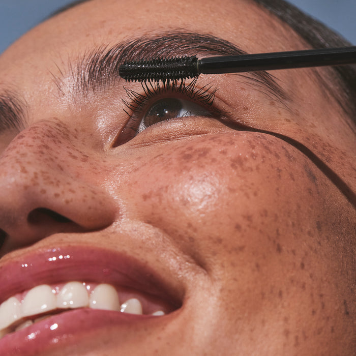 woman applying curling mascara