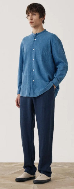 HARTFORD Linen Joggy Pants in Navy feature an elastic waistband, drawstring, side pockets, and a relaxed fit. Crafted from breathable linen by HARTFORD, these joggers are showcased on a plain background.
