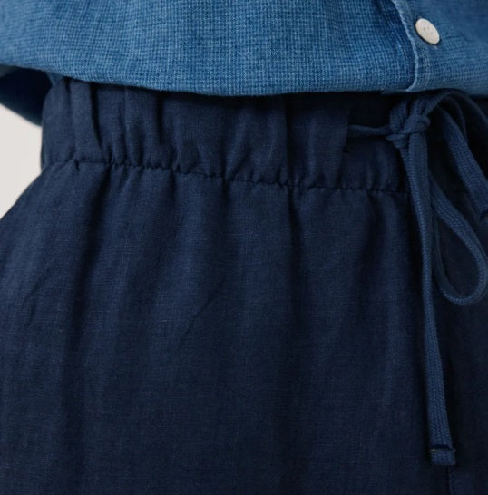 HARTFORD Linen Joggy Pants in Navy feature an elastic waistband, drawstring, side pockets, and a relaxed fit. Crafted from breathable linen by HARTFORD, these joggers are showcased on a plain background.