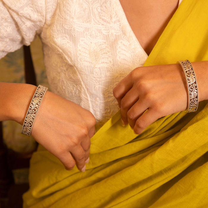 Moh Gaj Sawari Shaahi Bangle