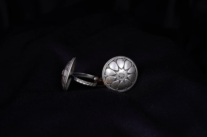 Moh Intricate Petal Toe Ring