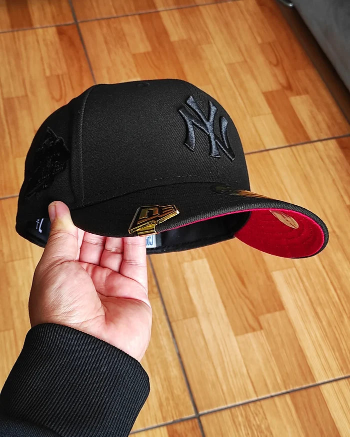 New Era New York Yankees World Series 1999 Black Out Red Edition 59Fifty Fitted Hat