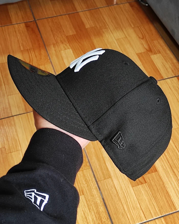 New Era New York Yankees World series 1999 black / pink  59fifty fitted
